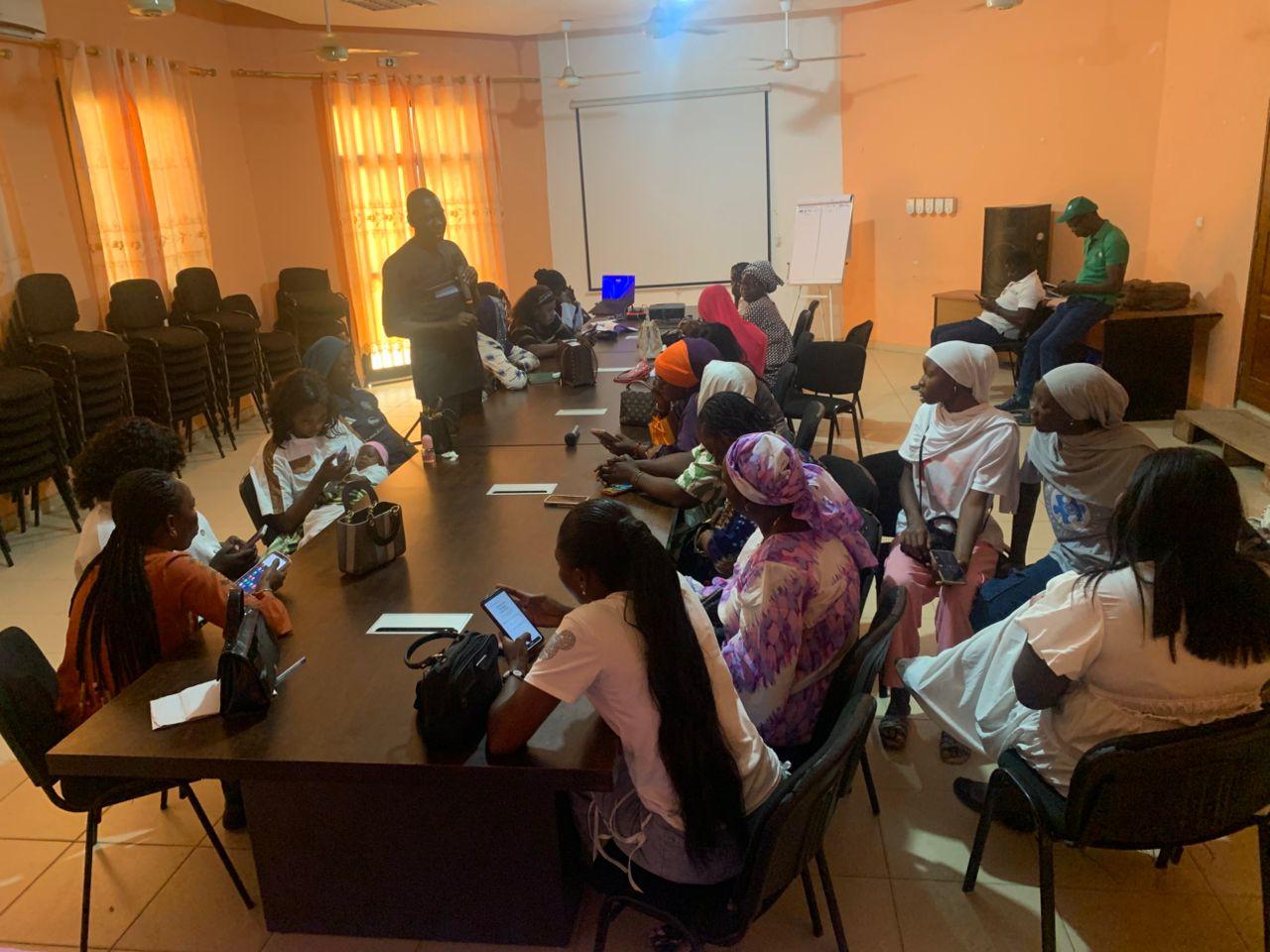 Participantes échangeant autour de leurs smartphones pendant la formation EJOM, Kaffrine